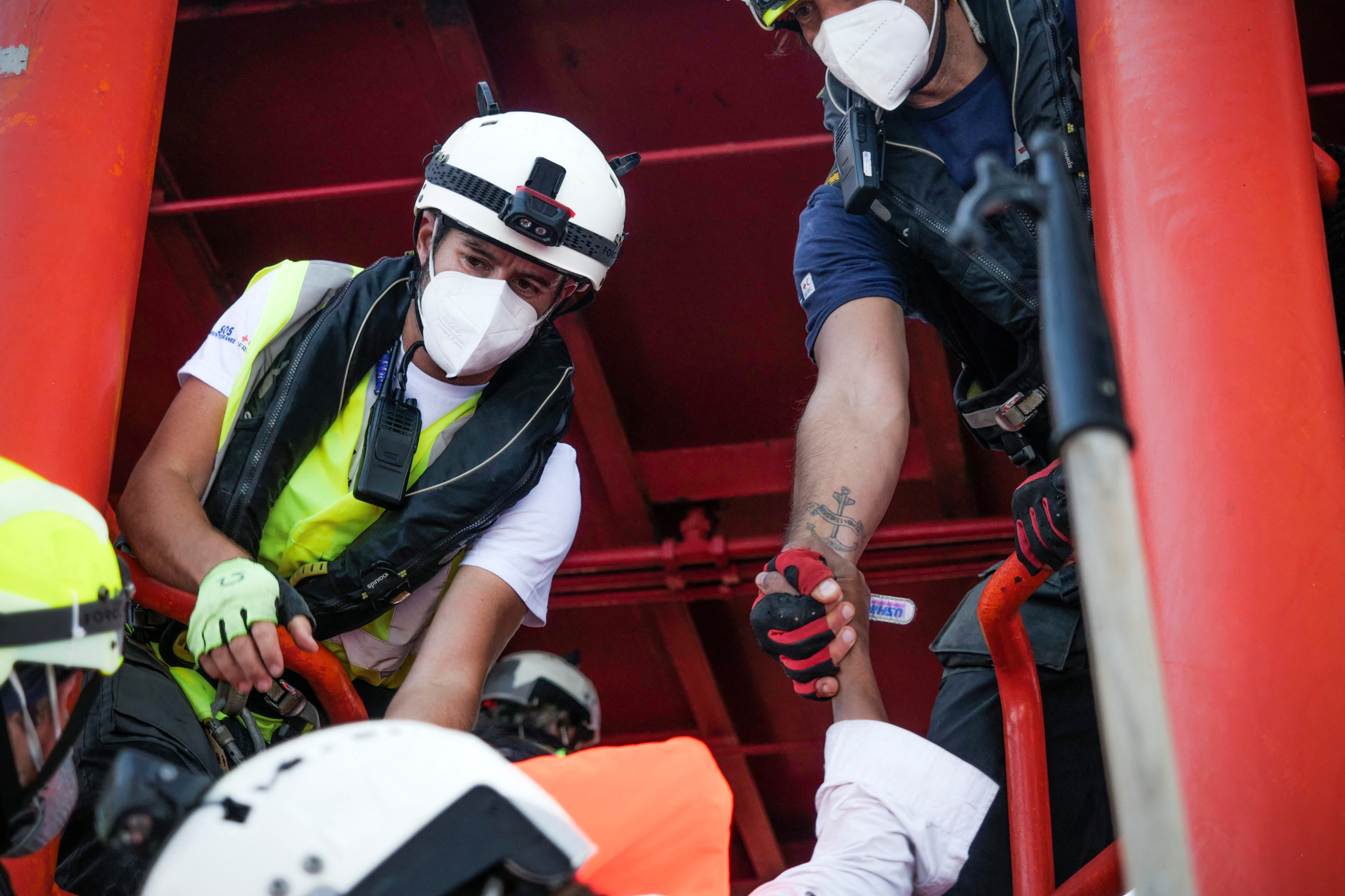 image Italy allows minors and the sick to leave migrant ship