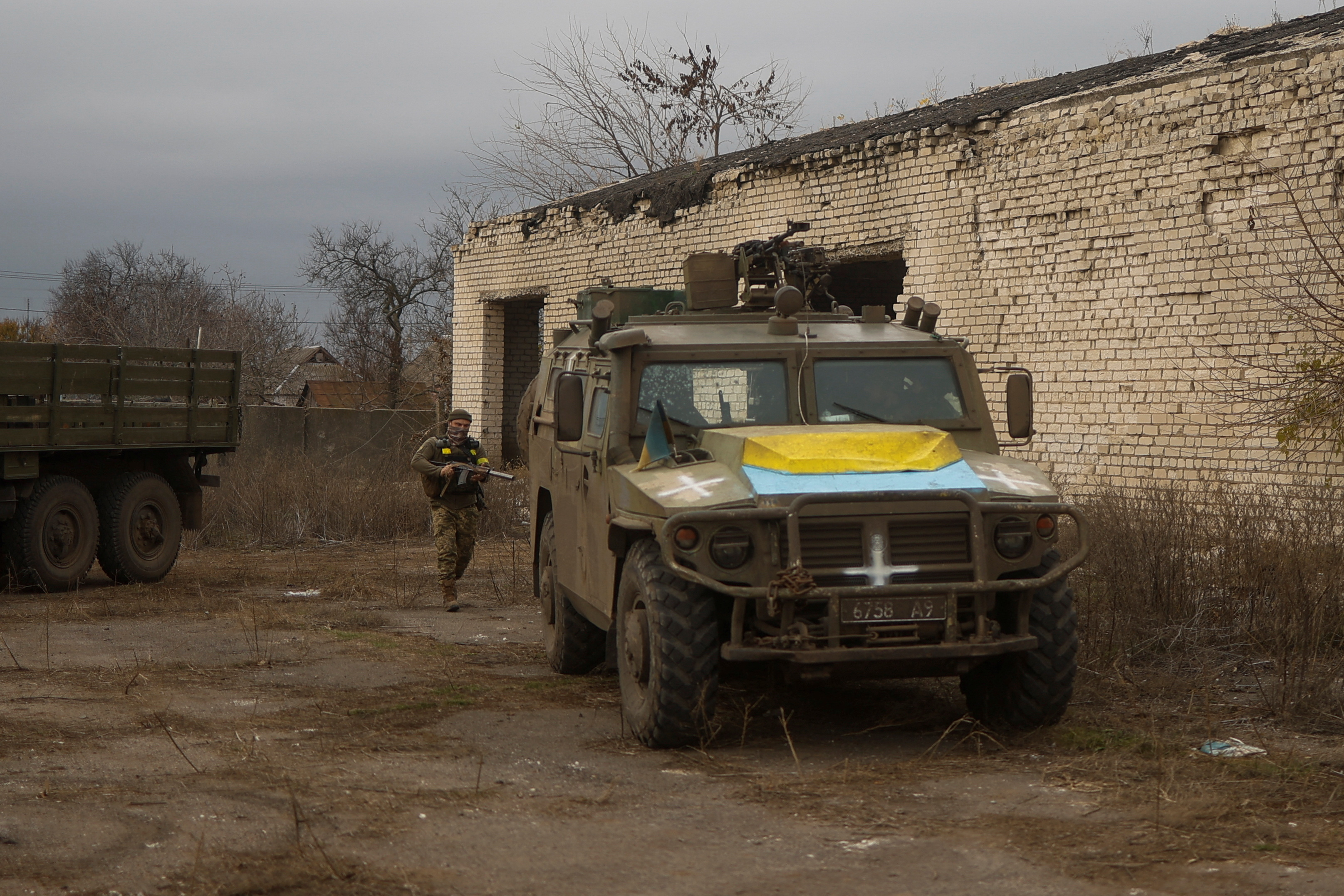 image Ukrainian troops met with joy in Kherson as Russia abandons biggest prize