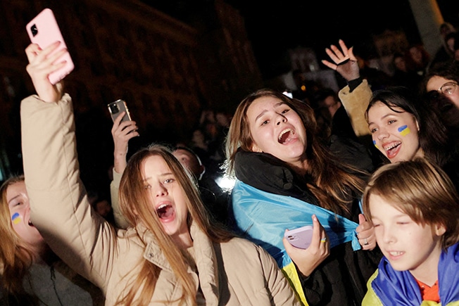 image Ukrainians celebrate soldiers retaking Kherson, Russia&#8217;s latest defeat