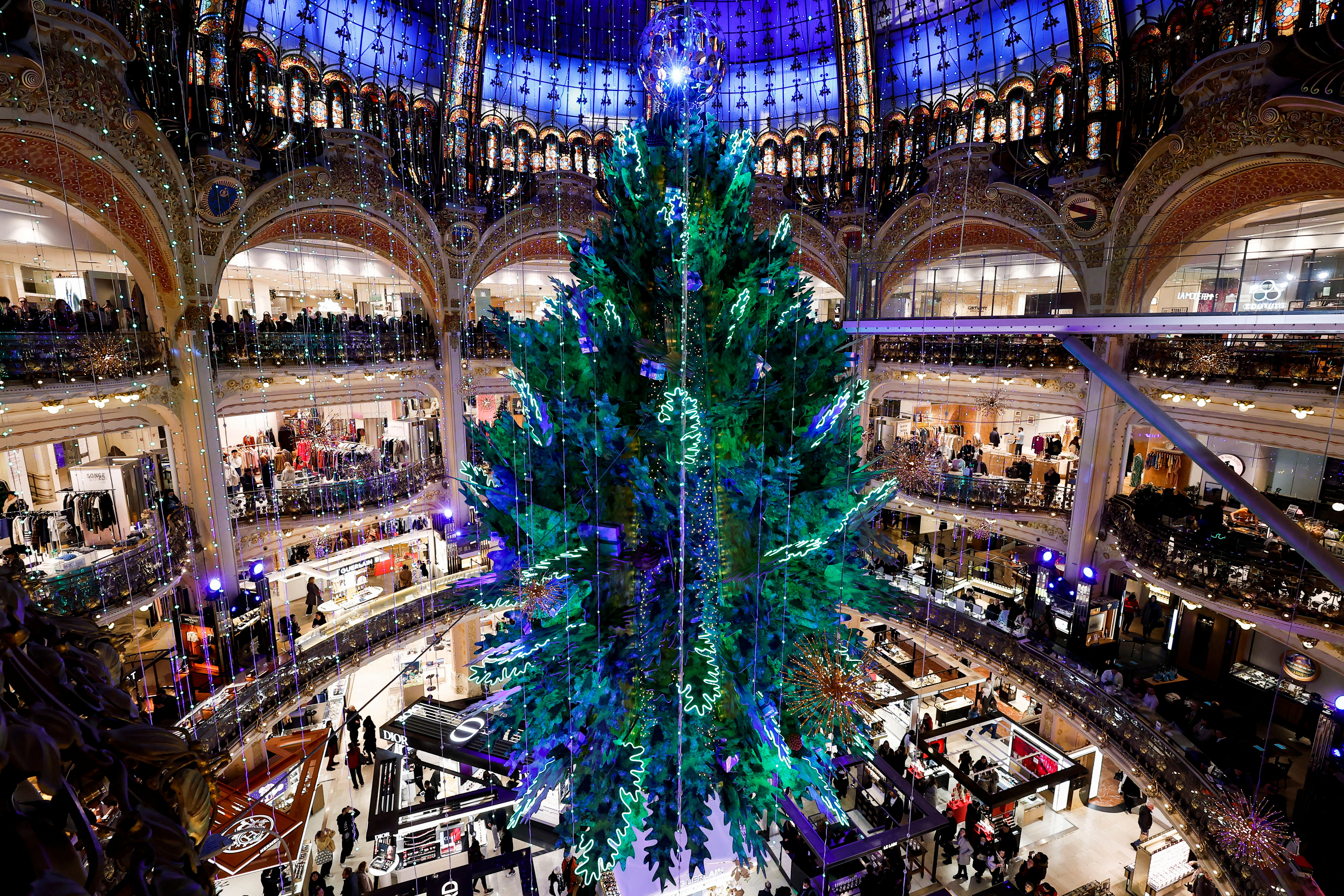 image Paris workers disrupt Galeries Lafayette Christmas tree-lighting ceremony