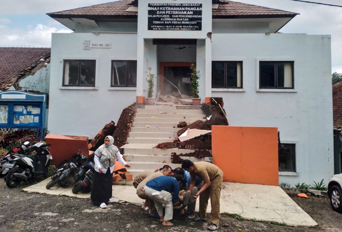 image Indonesia quake kills over 160, search for survivors continues (Update)