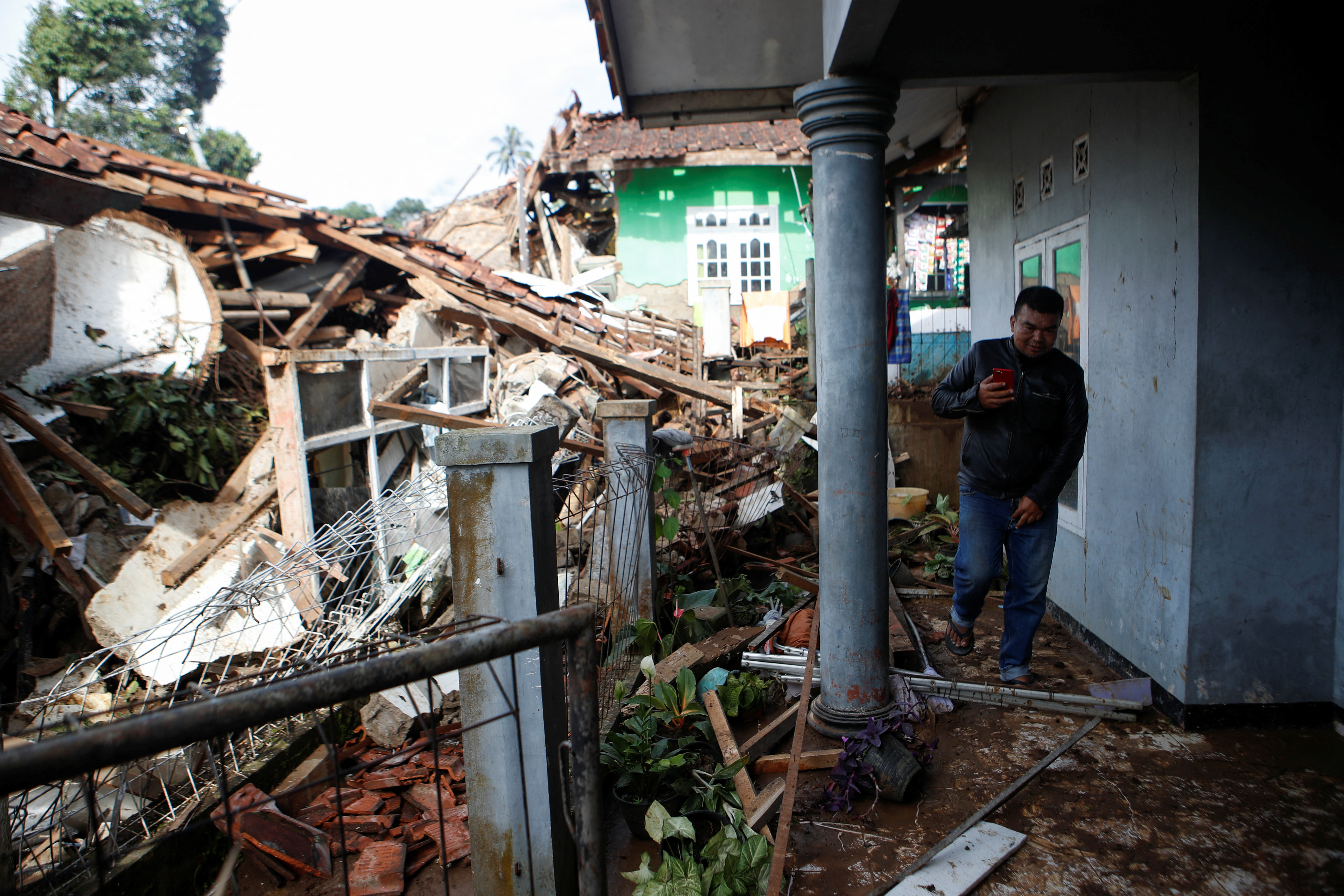 image Indonesian rescue workers race to find victims of deadly quake