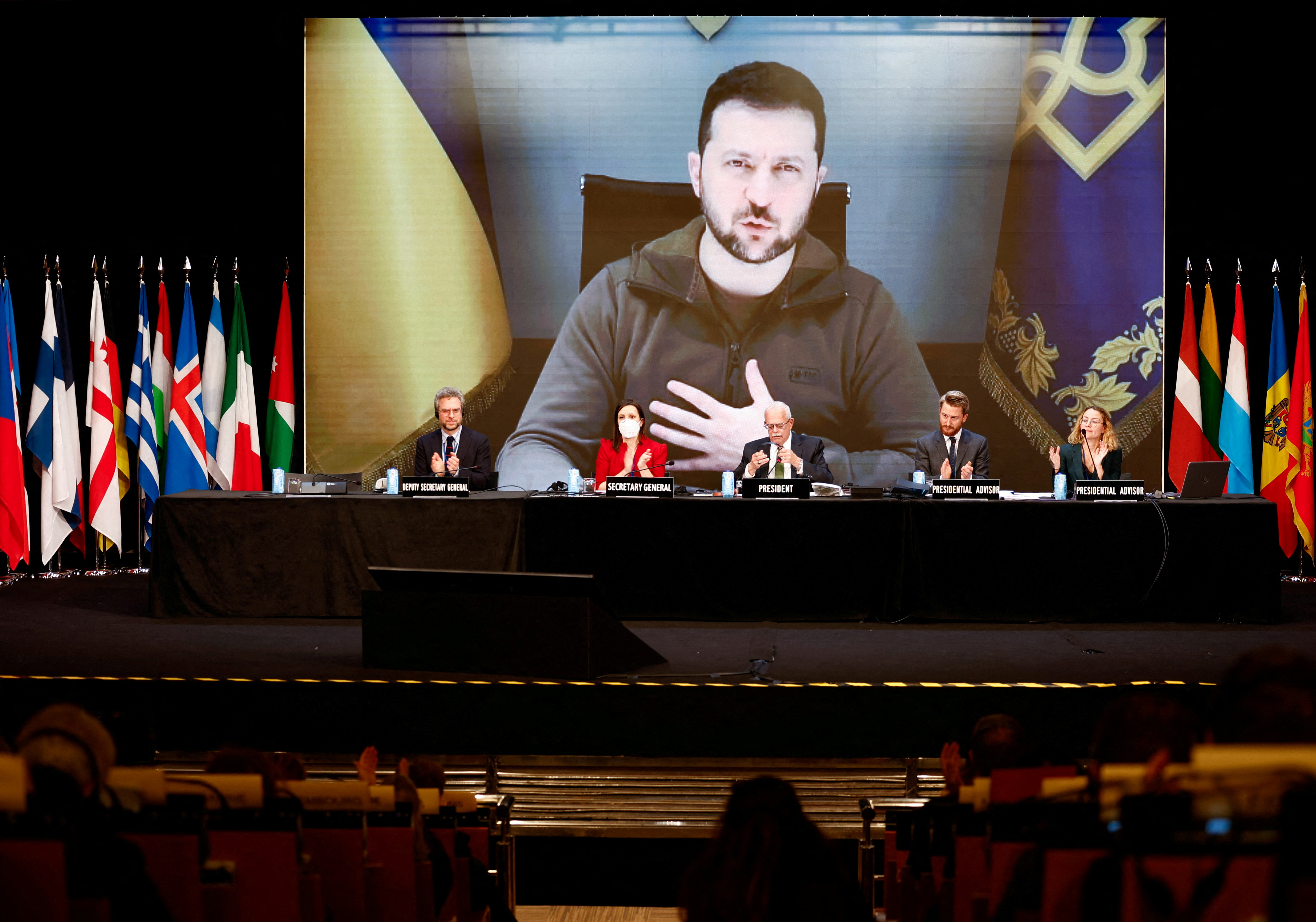 image Ukrainians suffer in cold, darkness as president implores U.N. to punish Russia