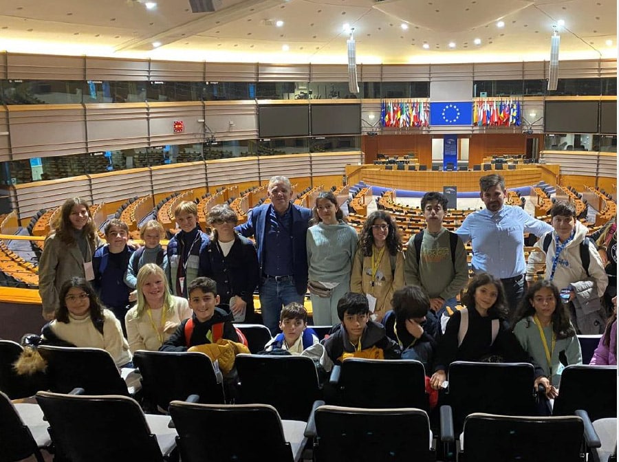 image French-Cypriot school students in Brussels after receiving a grant from the EU