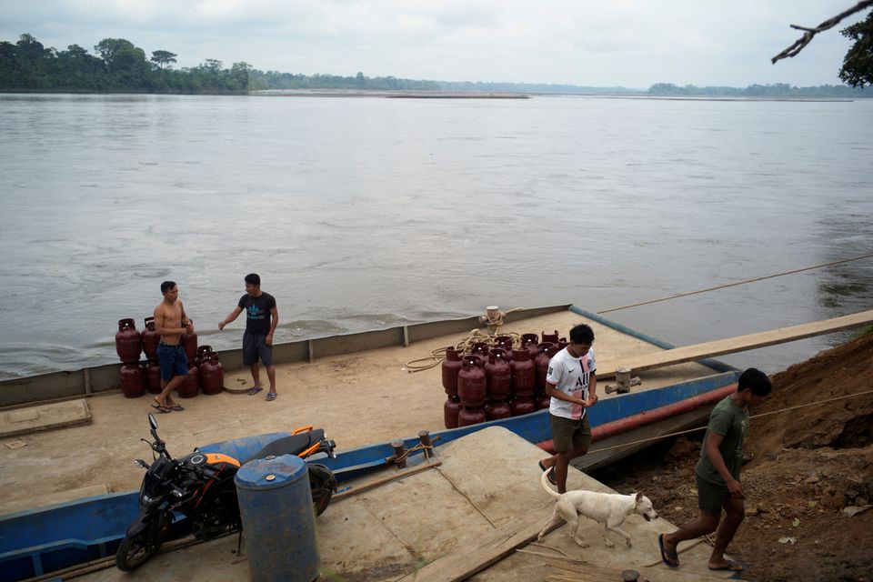 image Peru indigenous group to release tourists held in oil spill protest