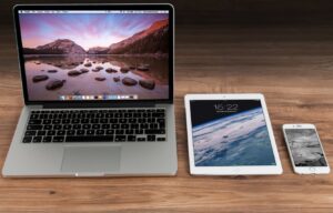 apple ipad laptop smartphone