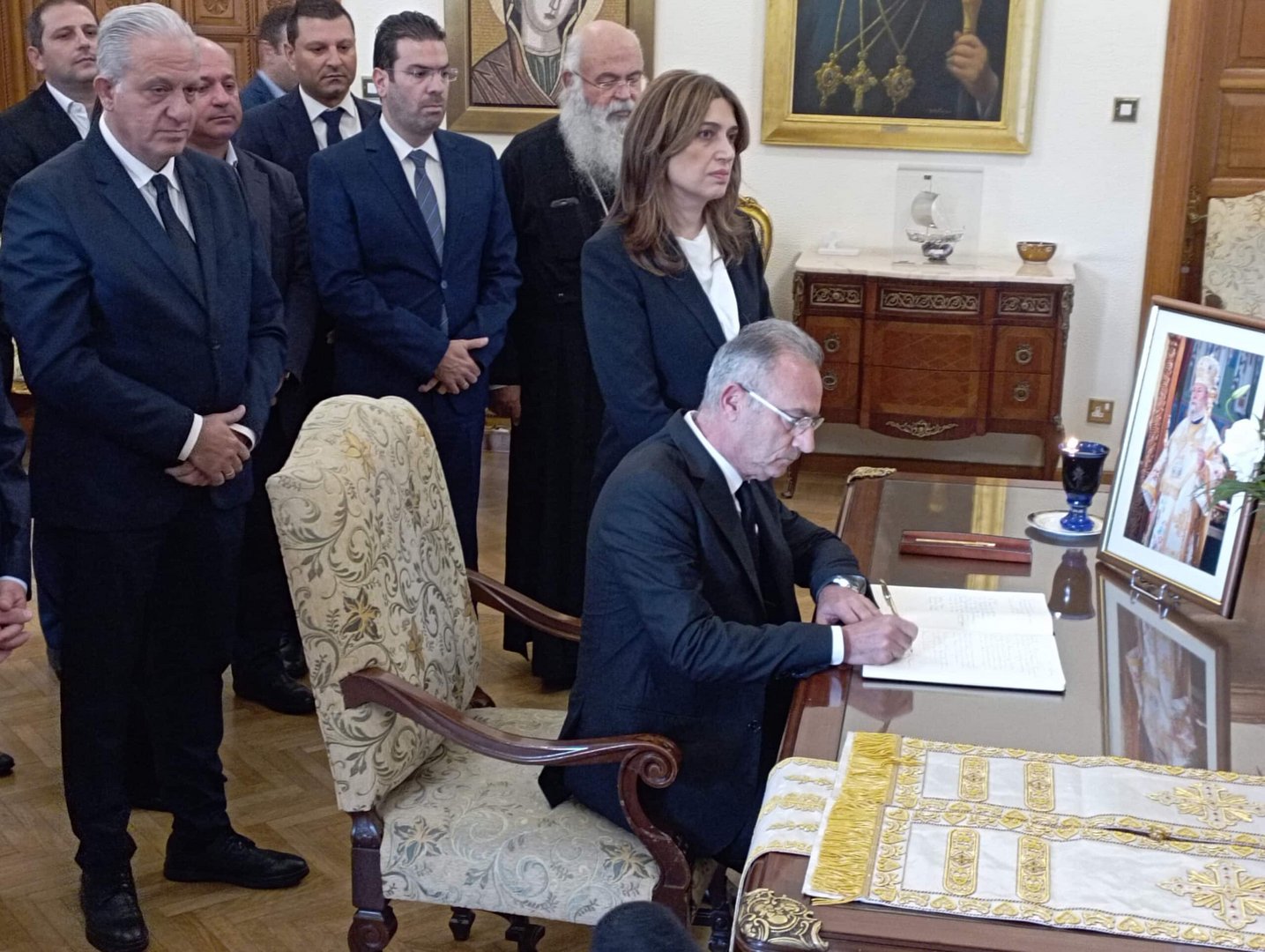 Πρόεδρος ΔΗΣΥ Υπογραφή βιβλίου συλλυπητηρίων Αρχιεπισκόπου Χρυσοστόμου Β'