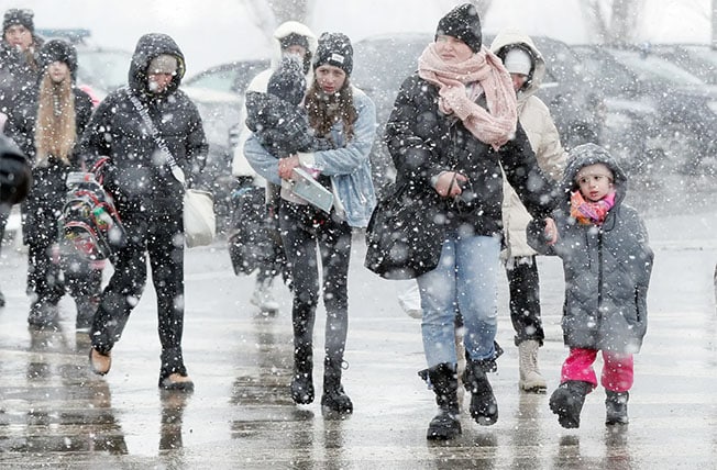 image Freezing Ukraine tries to restore power after Russian strikes on grid