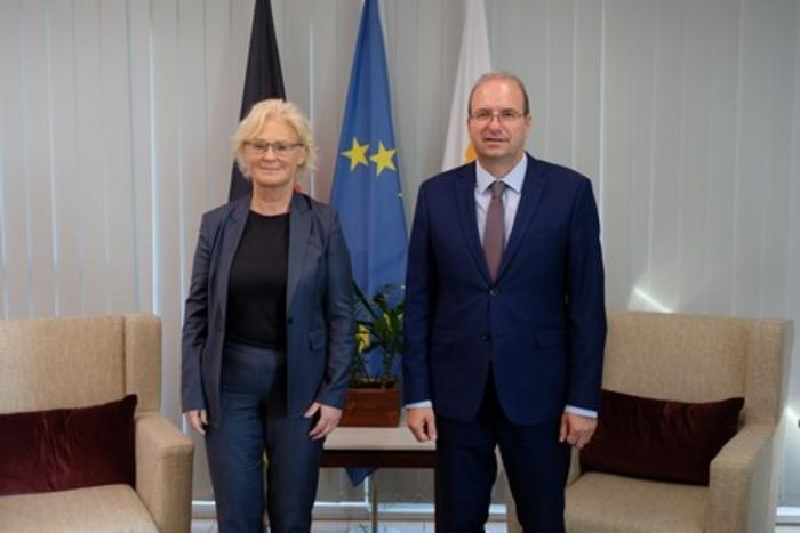 image German defence minister in Cyprus for talks
