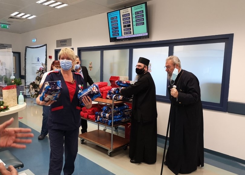 giving gifts to cancer patients after his own chemo at the hospt in dec 2021