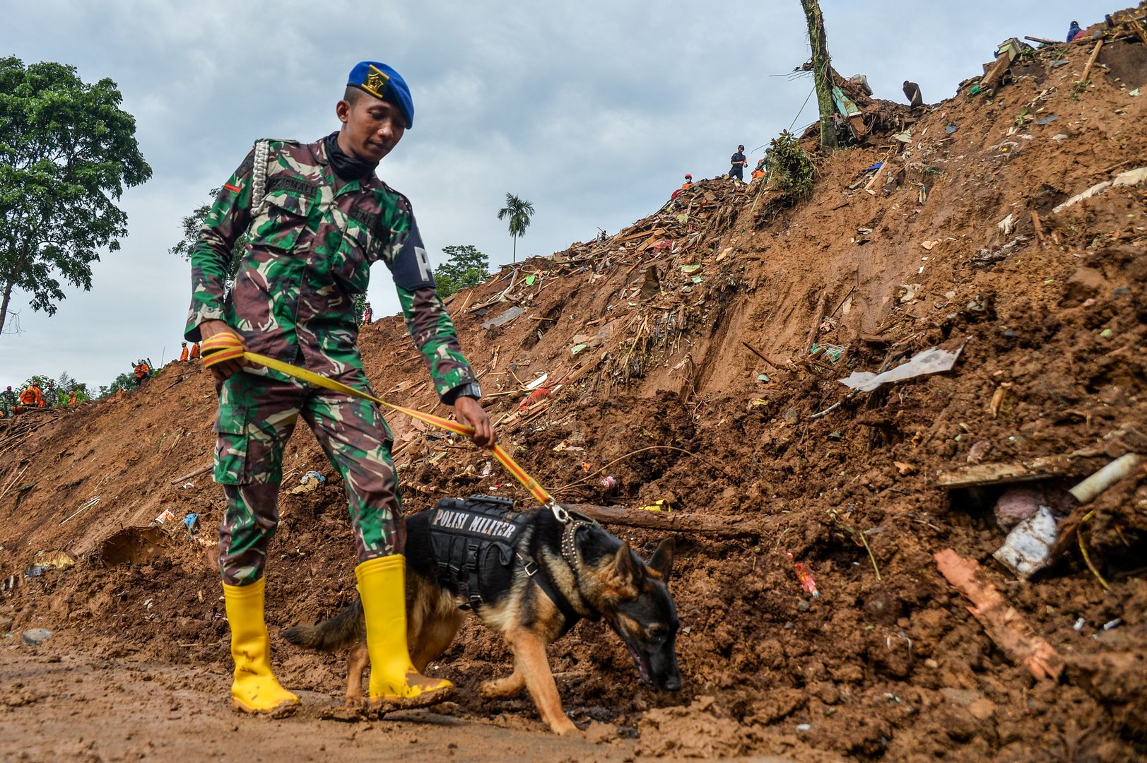 image Indonesians pray outdoors after deadly quake destroys town