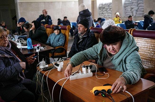 image Ukraine says Russia pulls back forces from towns opposite Kherson