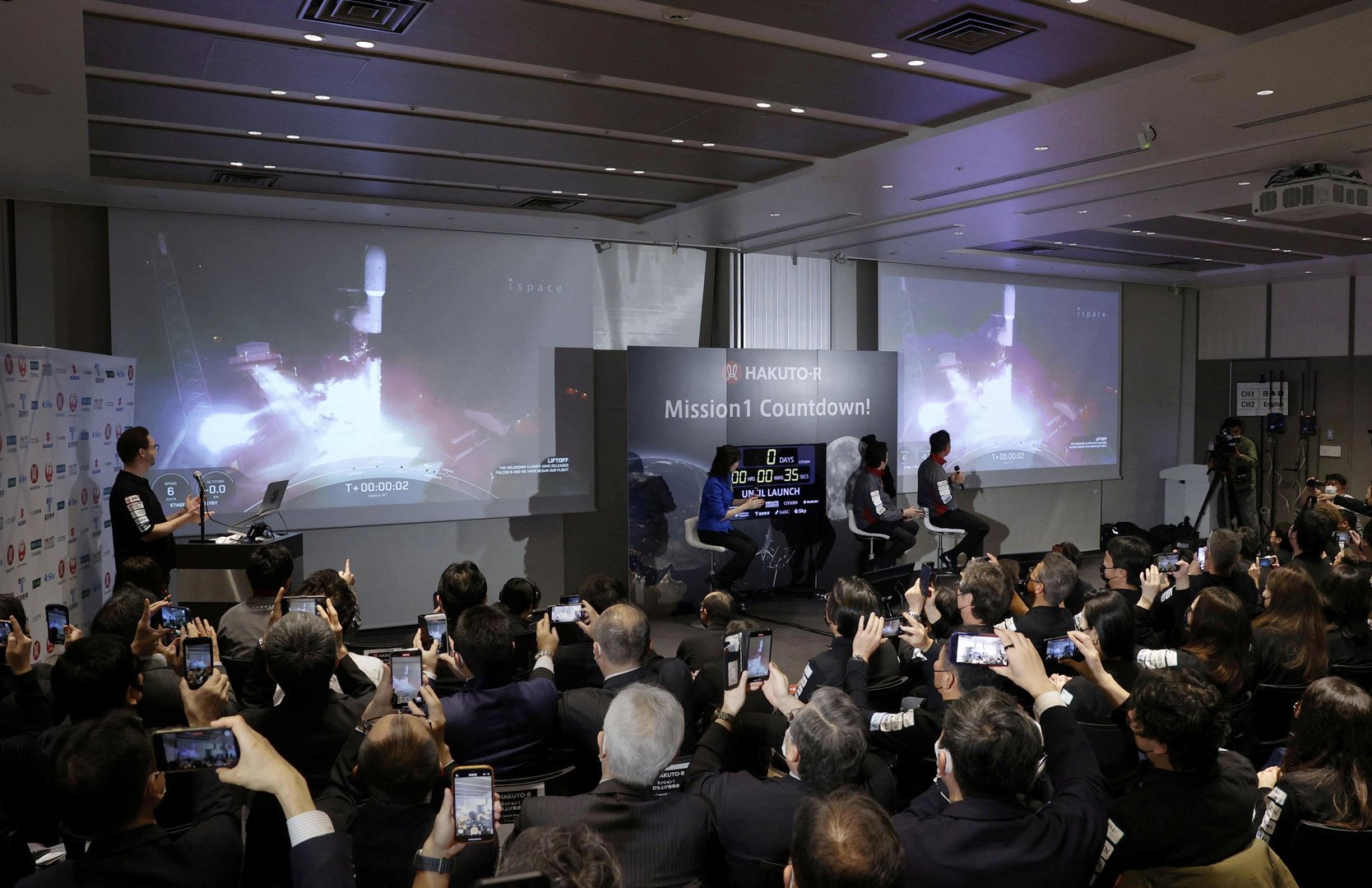 image Japan&#8217;s ispace launches world&#8217;s first commercial moon lander