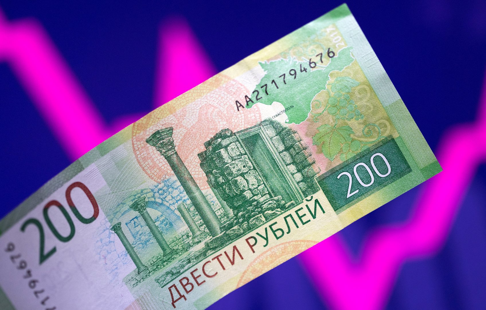 image Rouble weakens to 17-month low past 100 against dollar