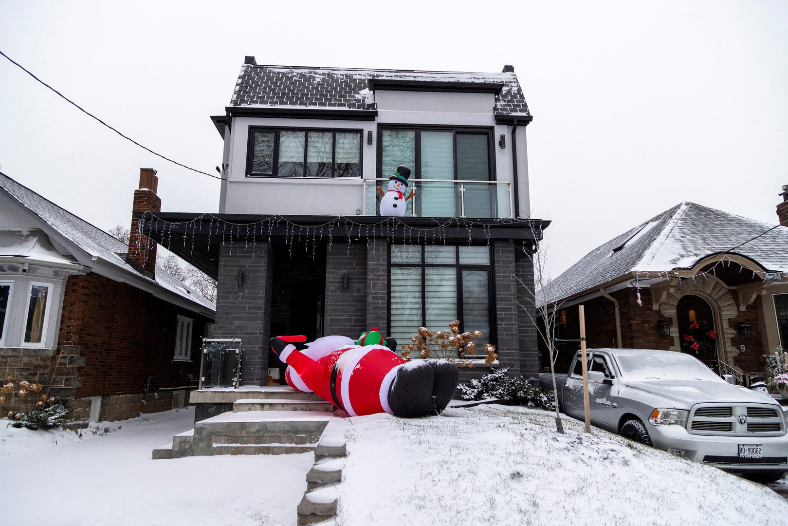 image Santa Claus undaunted by arctic blast, US military says