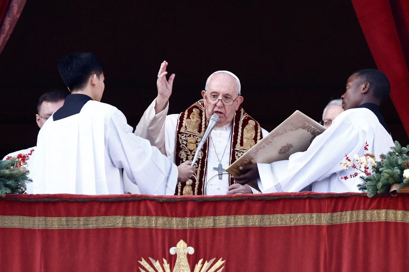 image World is starving for peace, Pope Francis says in Christmas message