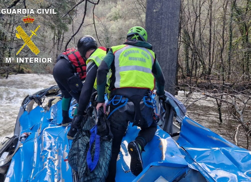 image Six dead after bus plunges off bridge into river in Spain (Update)
