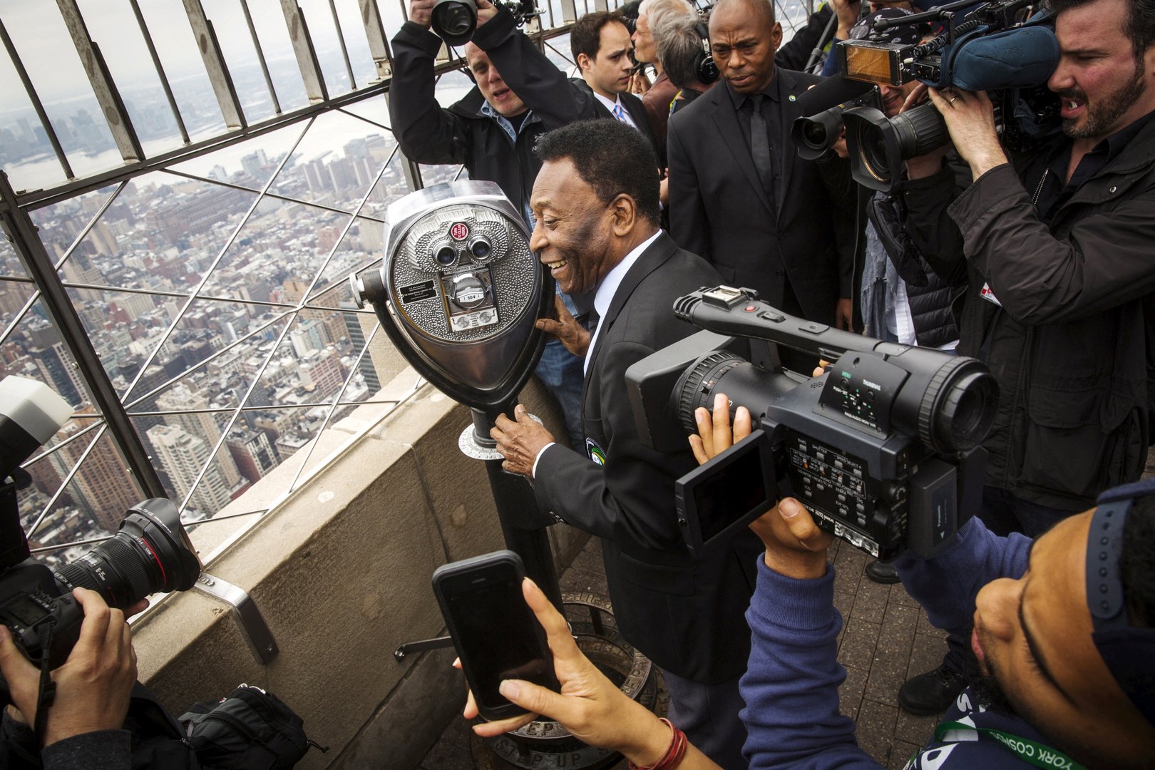 image Tributes pour in for Pele, Brazilian legend of the beautiful game