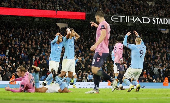 image Man City fall behind in title race after Everton draw
