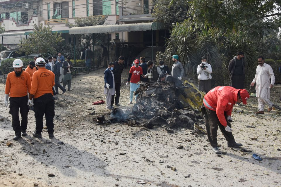 image Suspected militants heading for Pakistani govt target blow themselves up