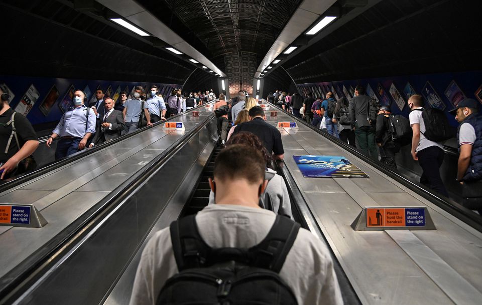 image UK wage growth ticks up but payrolls plunge