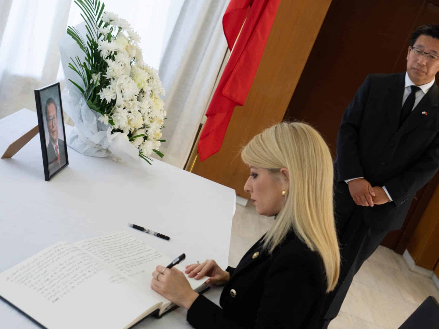 image House president signs China’s book of condolence