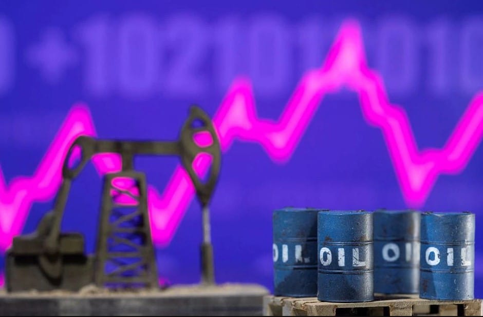 image Oil dips as dollar firms while more rate hikes loom