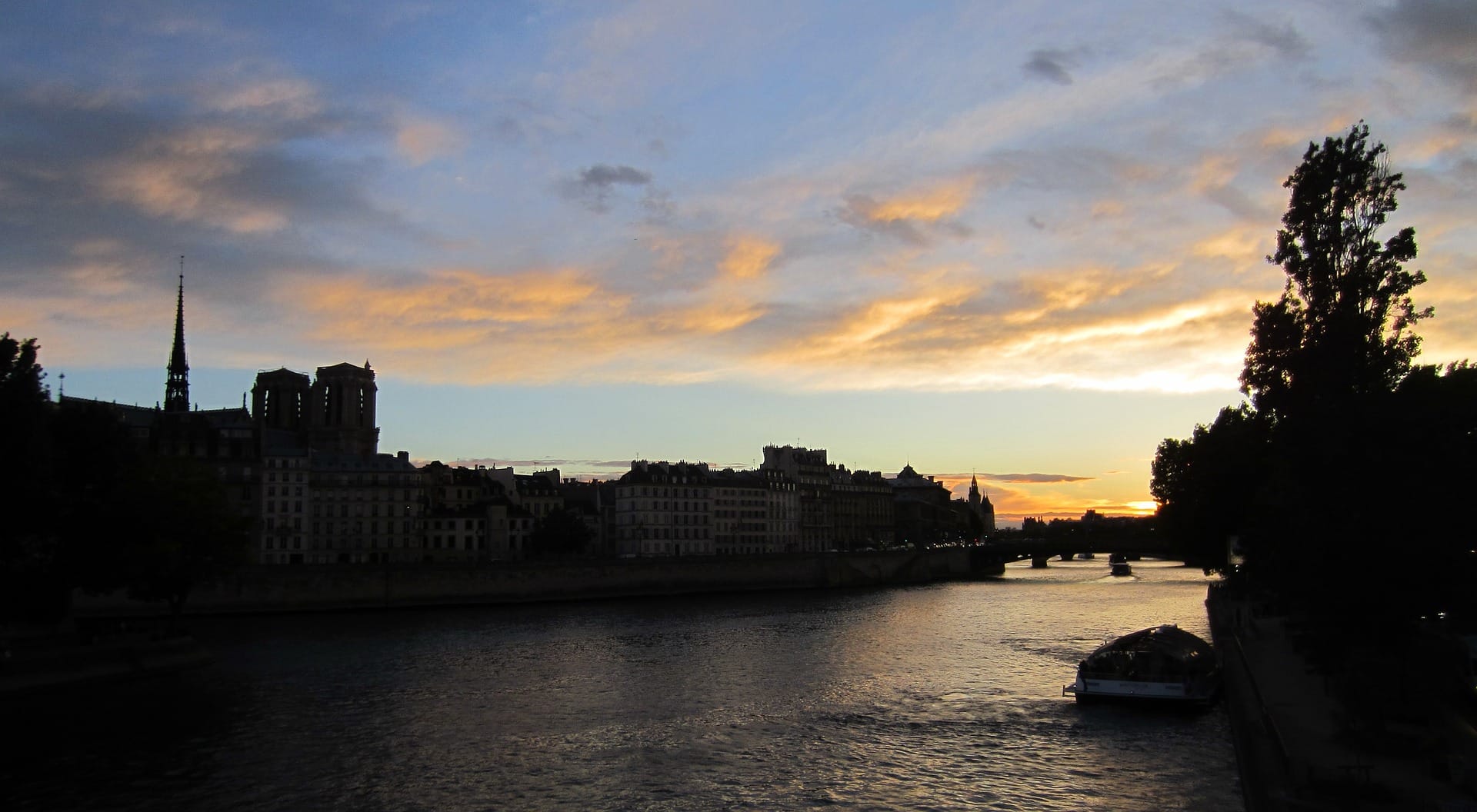 image Power outage plunges parts of Paris into darkness; technical glitch blamed