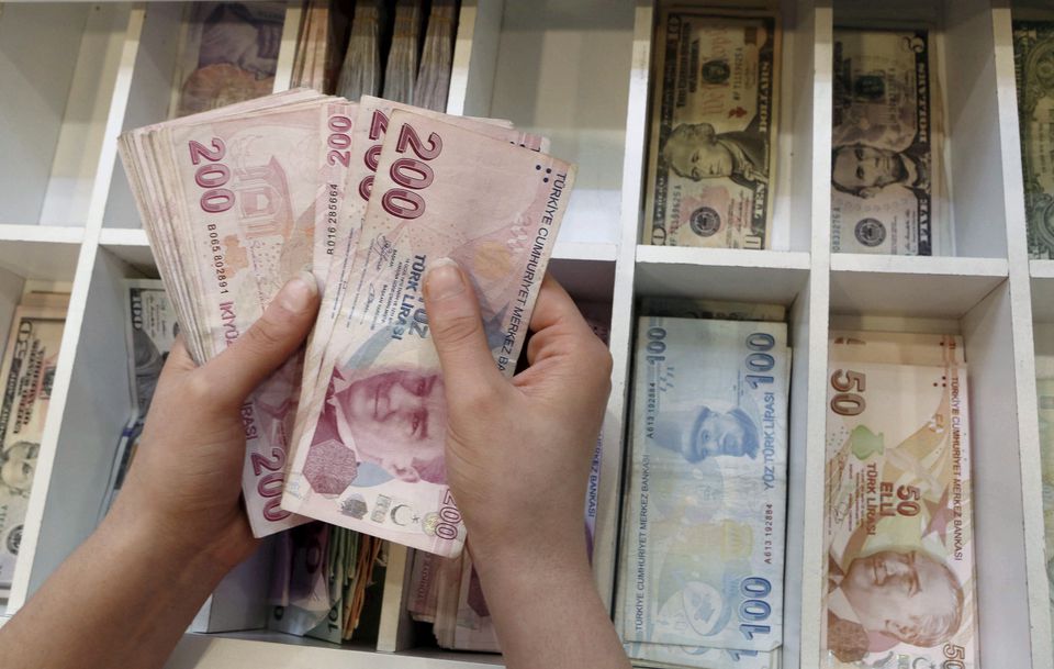 image Fury at ‘shamefully’ low new minimum wage in north, almost €200 higher than Republic