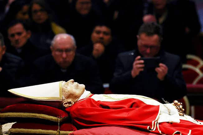image Tens of thousands view body of former Pope Benedict