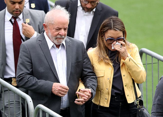 image Brazil&#8217;s Lula pays respects to Pele as 150,000 attend stadium wake