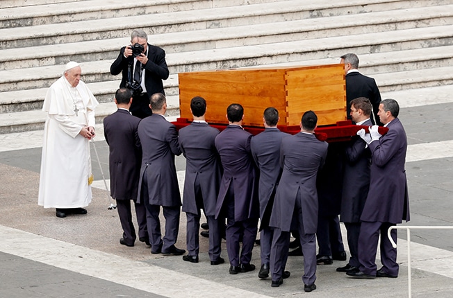 image Pope Francis leads Catholics in bidding farewell to ex-Pope Benedict