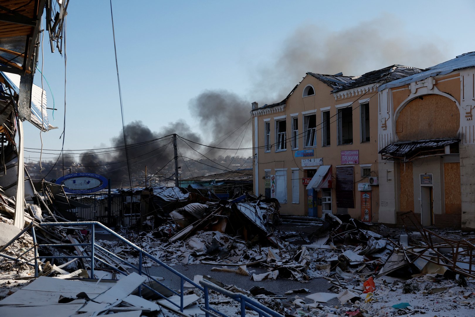 image Ukraine bolsters defences in east as Russia sends waves of attacks