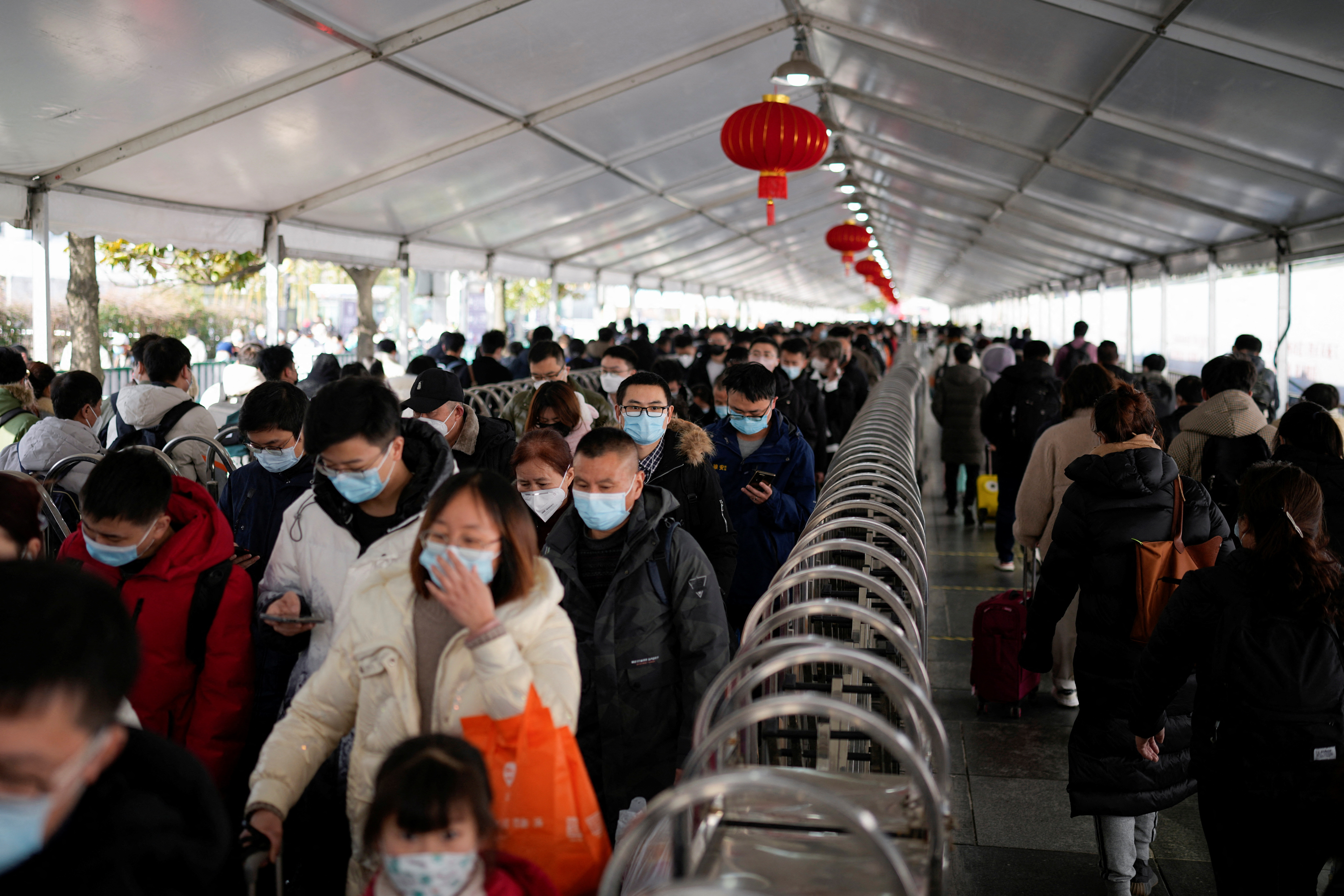 image Chinese city-dwellers head to hometowns as holidays raise Covid stakes