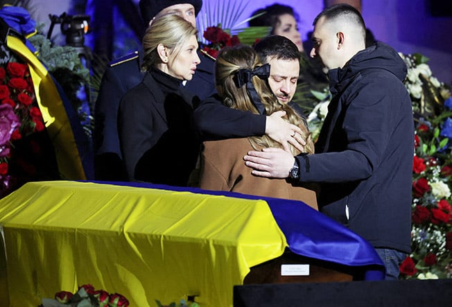 image Ukraine honours helicopter crash victims