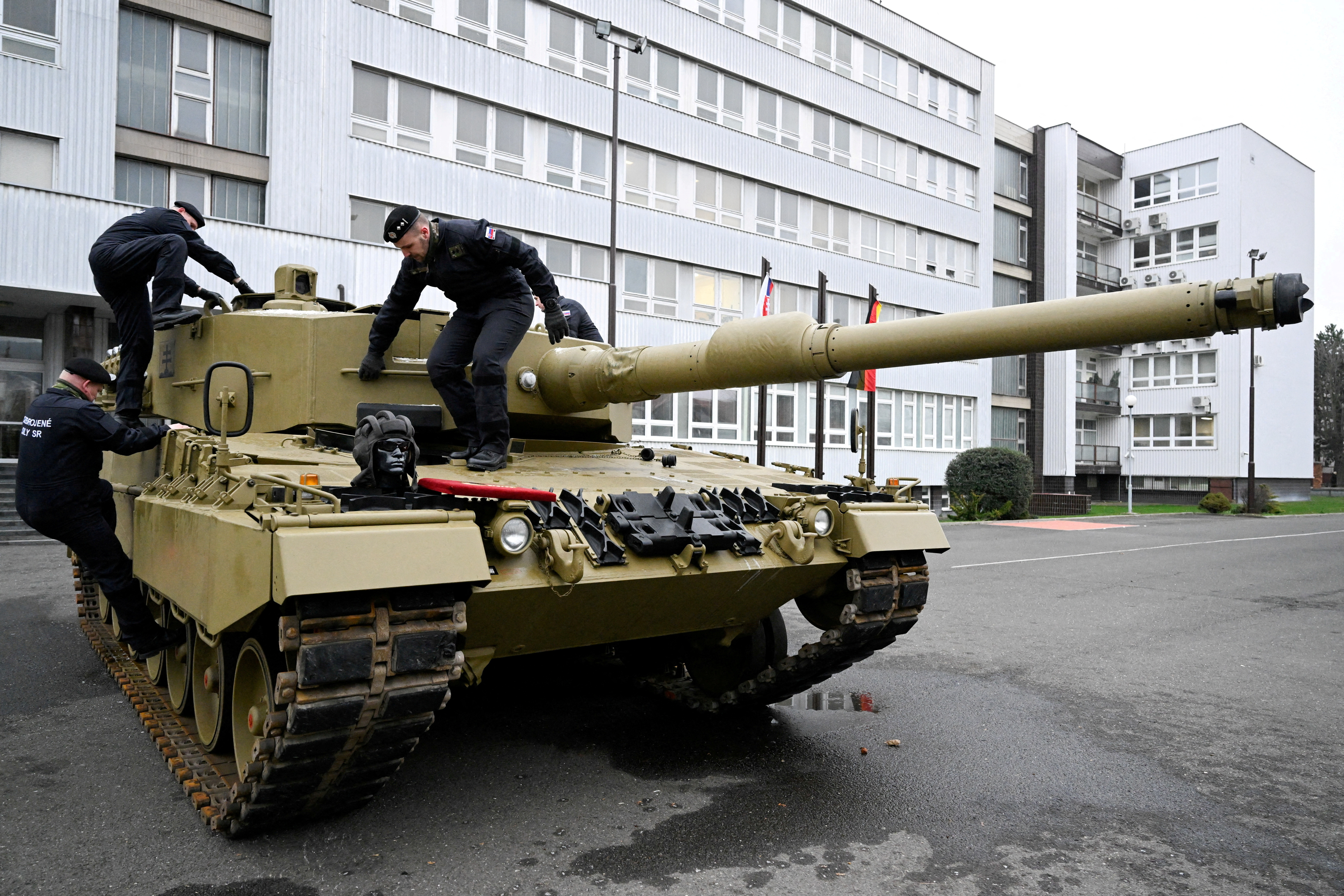 image Poland seeks coalition to send Leopard tanks to Ukraine