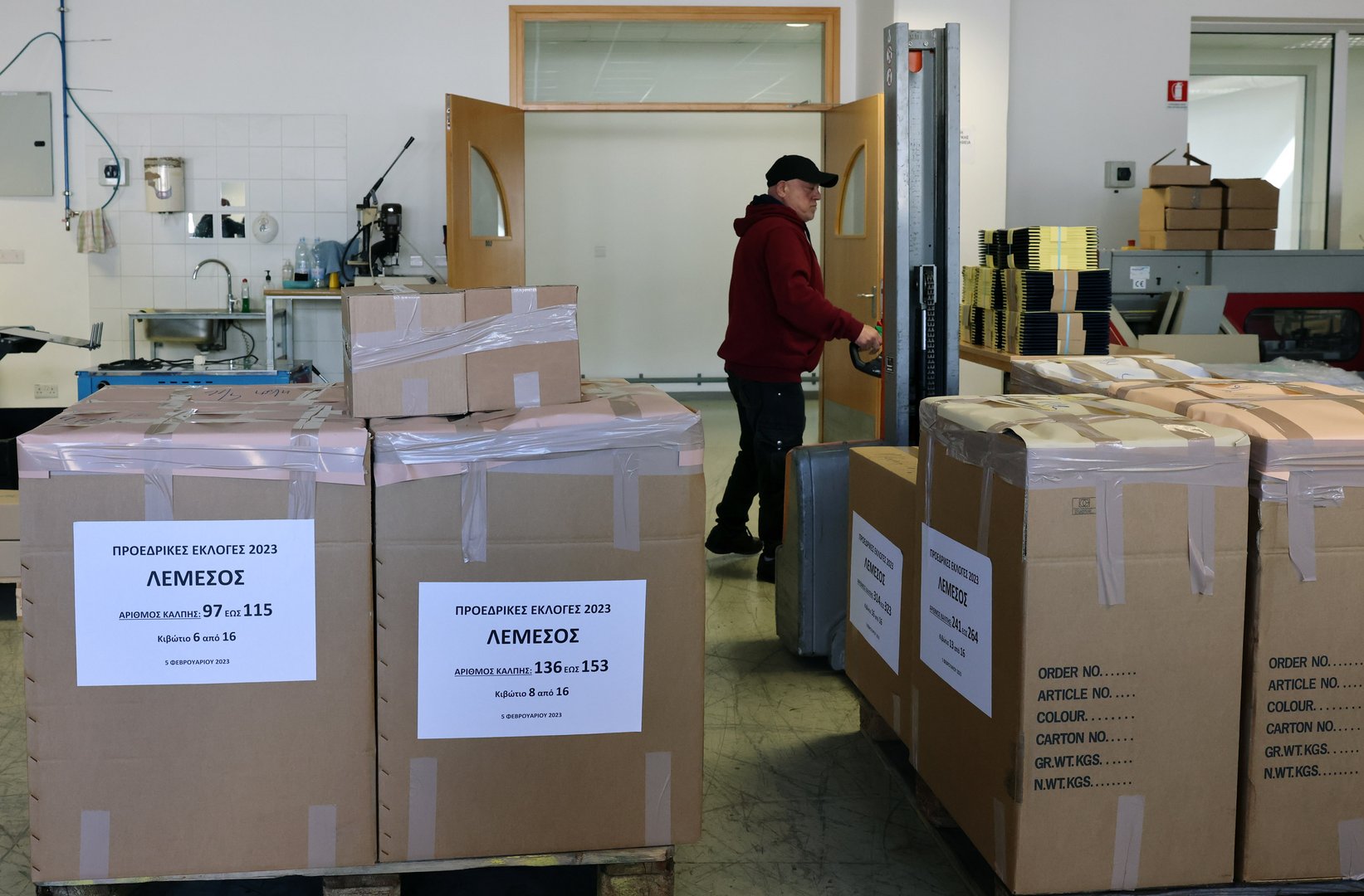 image Distribution of presidential ballot papers begins