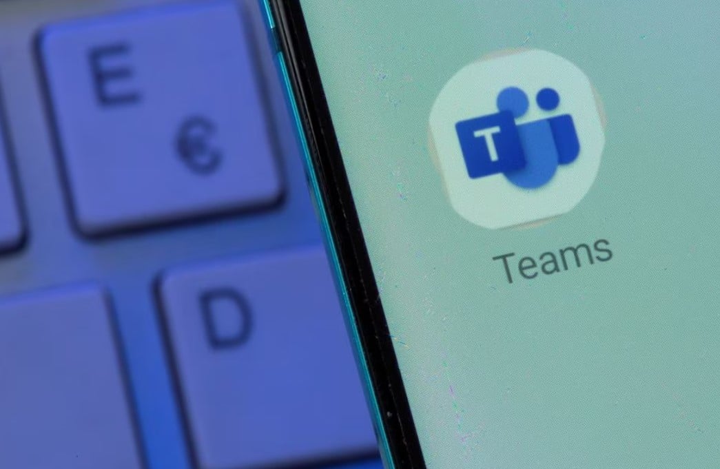 image Microsoft probes Teams, Outlook outage as thousands of users report disruption