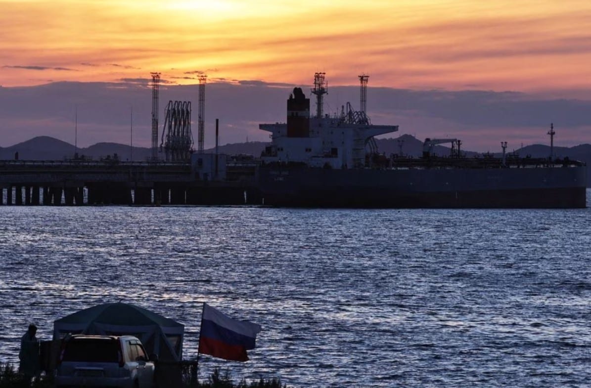 image Oil falls on rate hike worries, Russian export flows