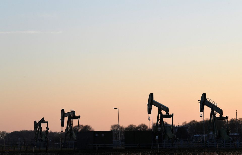 image Oil recovers from early decline