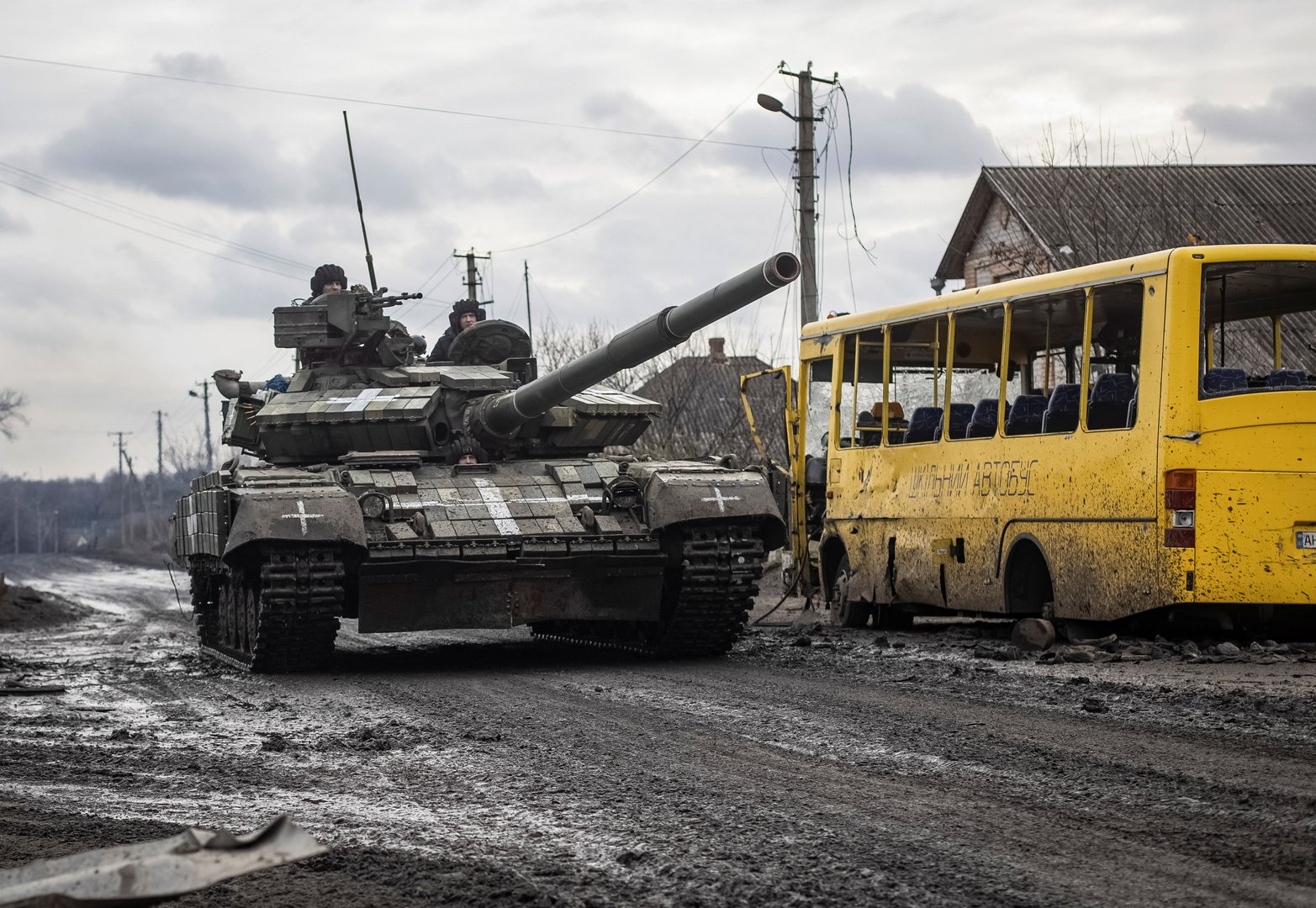 image Ukraine says troops hold out in corpse-strewn battlefield of Soledar