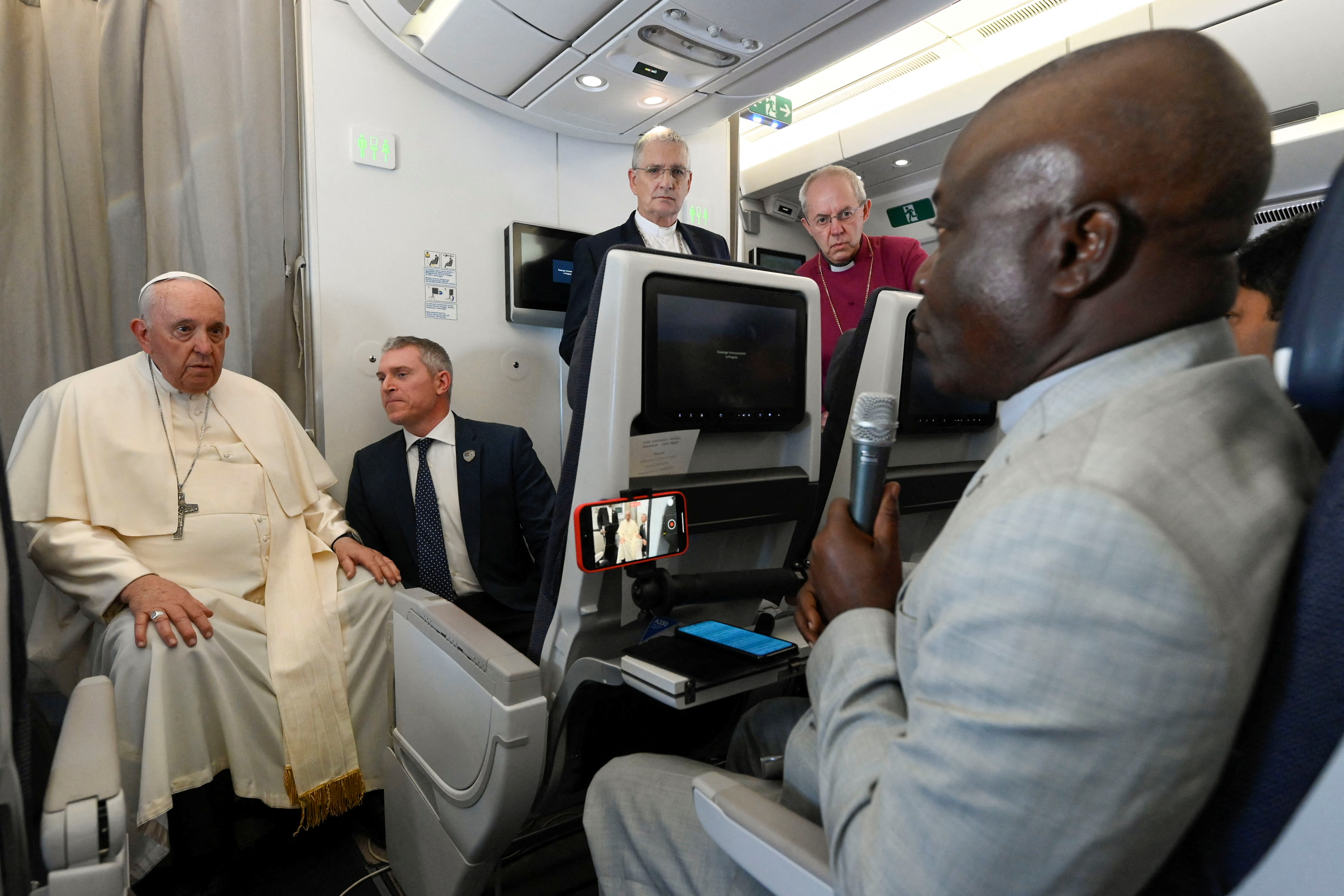 image Pope Francis says laws criminalising LGBT people are a &#8216;sin&#8217; and an injustice