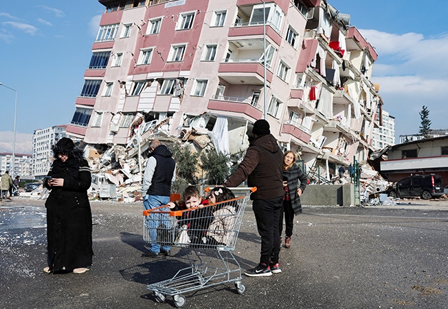 image Turkey declares emergency as quake death toll passes 7,200 (Update 4)