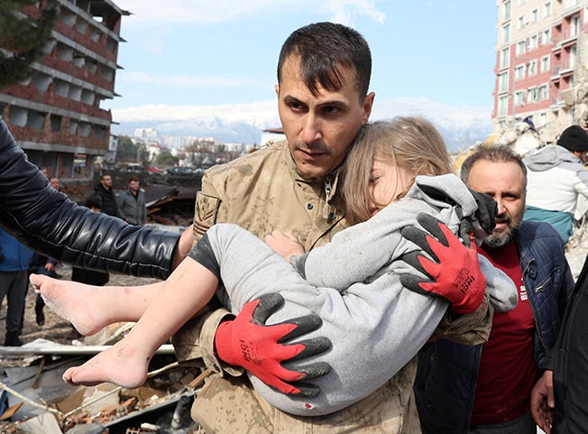 image Anguish and scuffles as rescuers struggle to reach Turkey quake victims (Update)