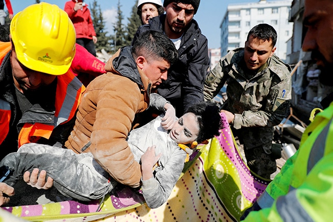image Hopes fade for finding more quake survivors as toll climbs