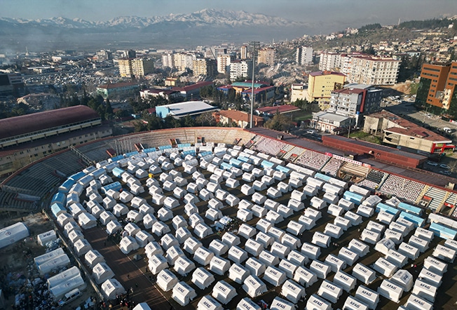 image Turkey turns to tents and tourist resorts to house quake&#8217;s homeless