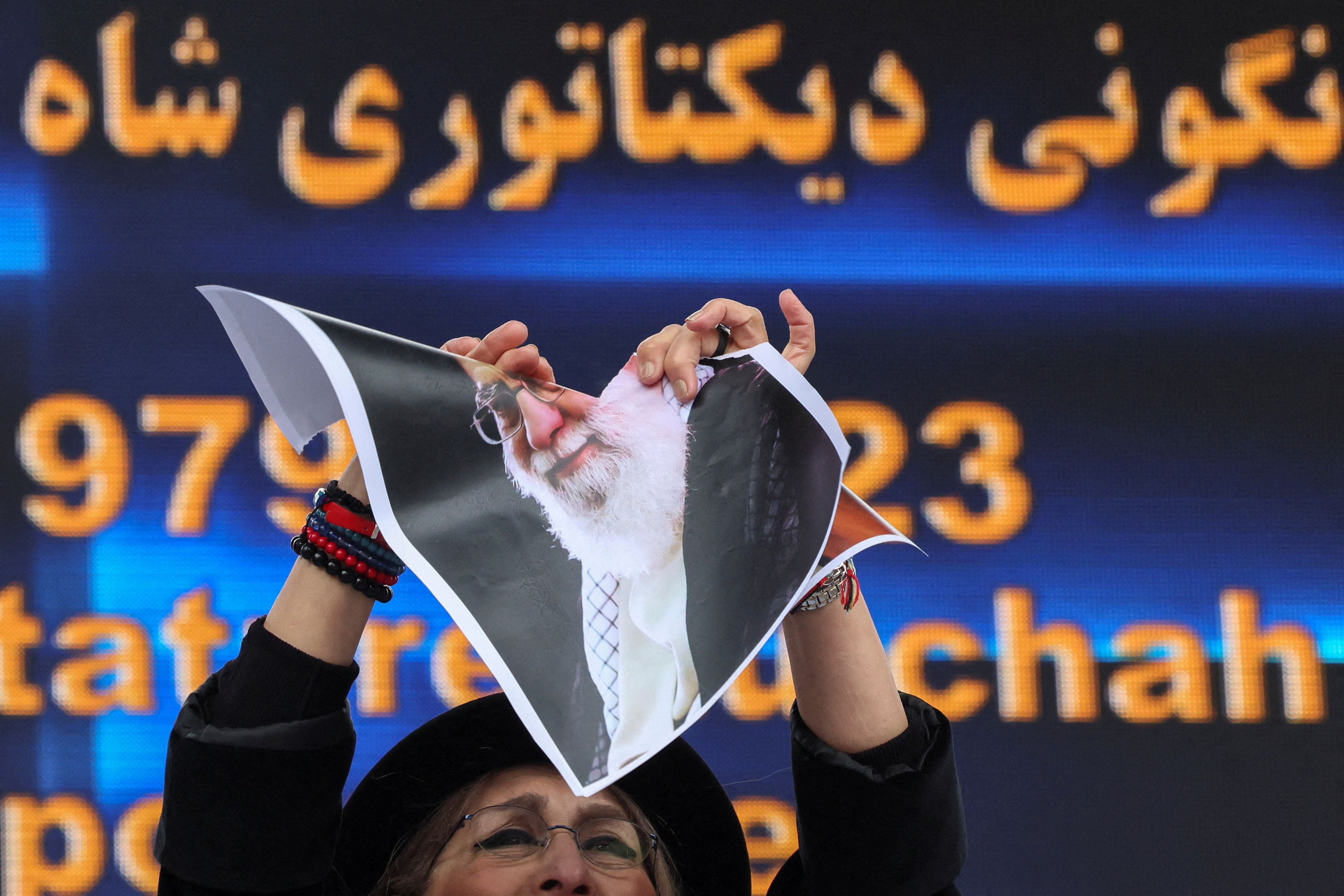 image Overnight protests rock Tehran, other Iranian cities, online videos show