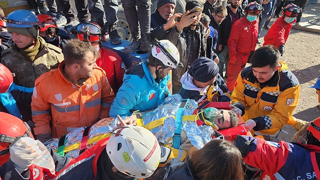 image Six pulled from rubble as survivors leave Turkey quake zone