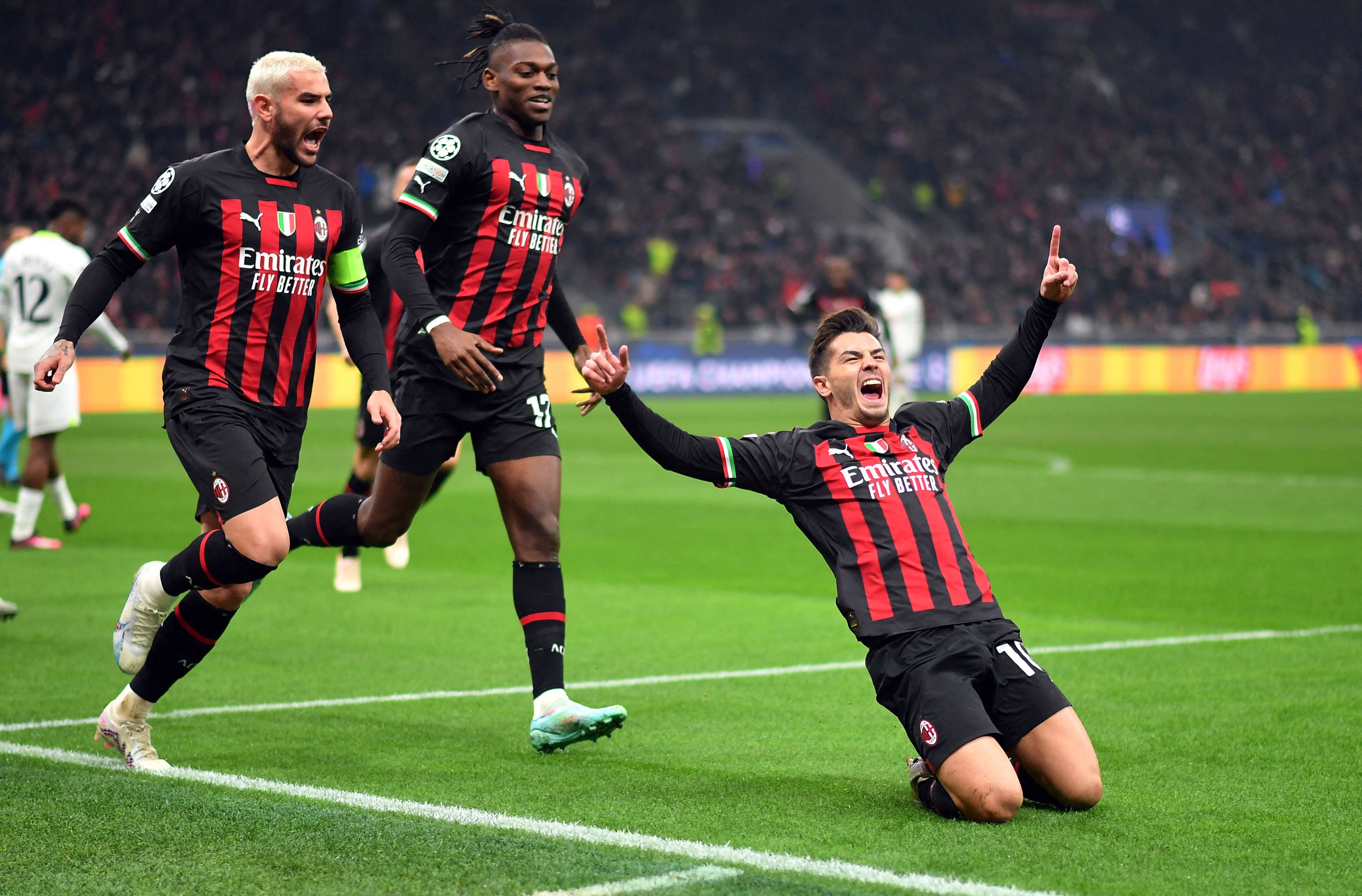 image Diaz gives Milan slender advantage against Tottenham, Bayern defeat PSG in Paris