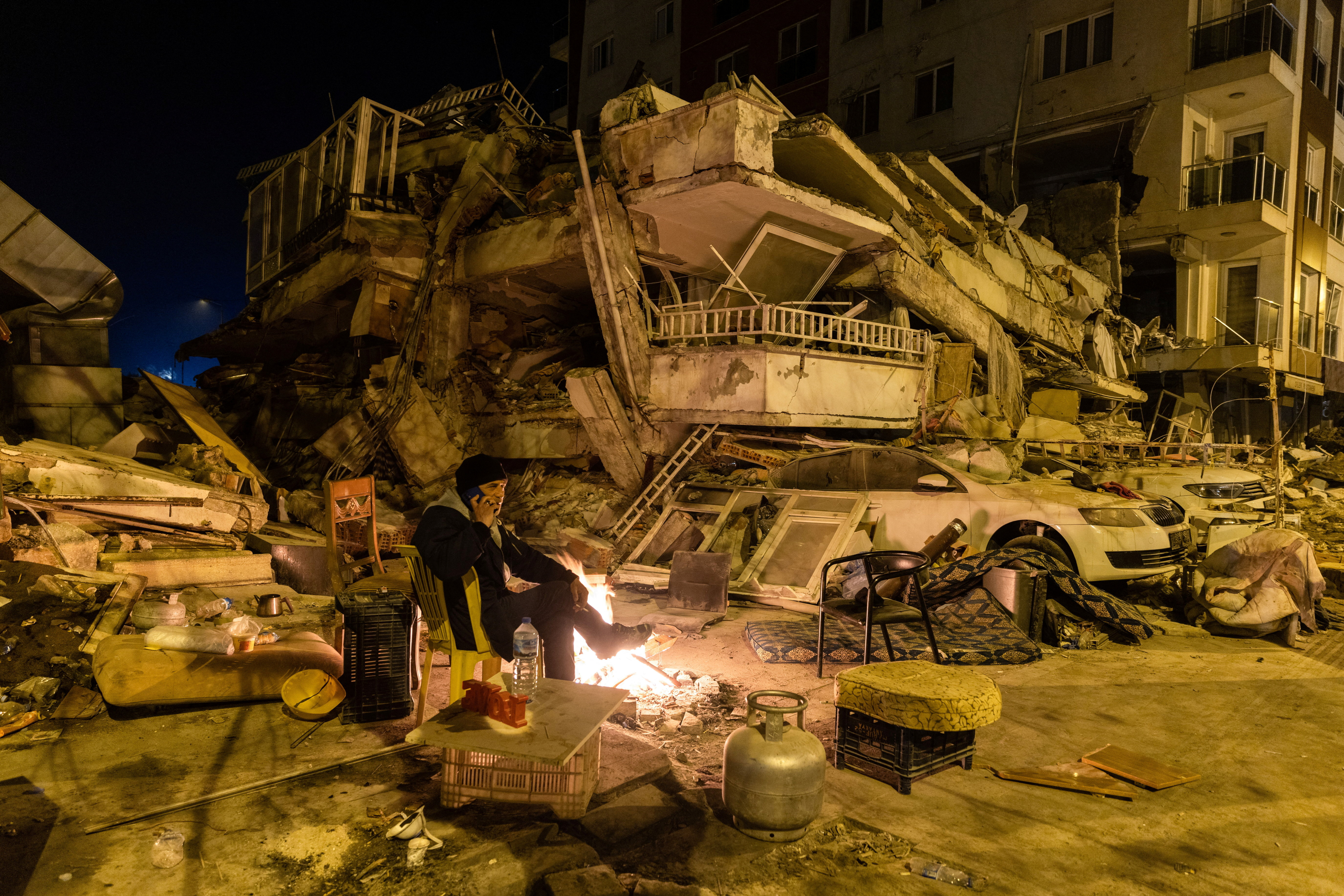 image Turkey seeks contractor in north who fled after earthquakes